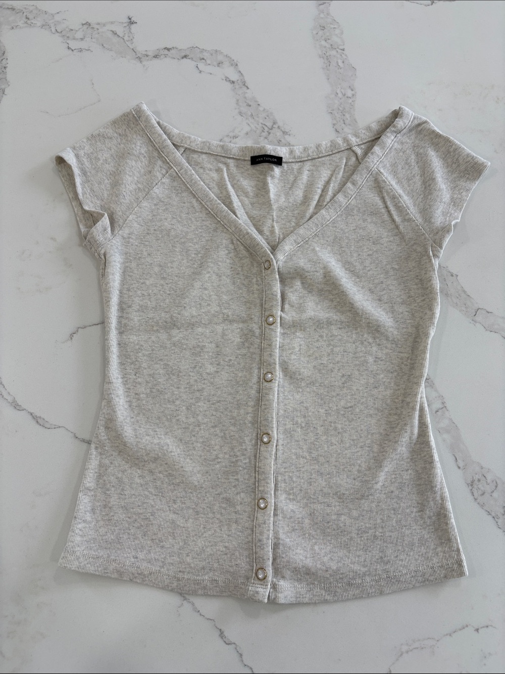 Ann Taylor Light Gray Ribbed Knit Button Front V-Neck Cap Sleeve Top Size Small
